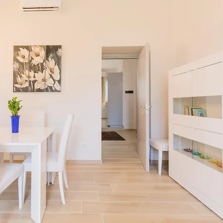 Isola Apartment *